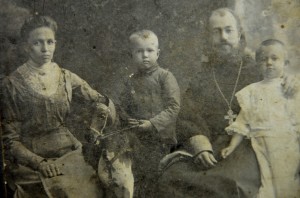 Священник Александр Пасынков с семьей