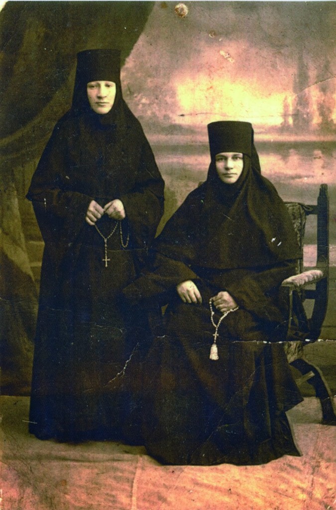 Справа - монахиня Маргарита (Закочурина)
